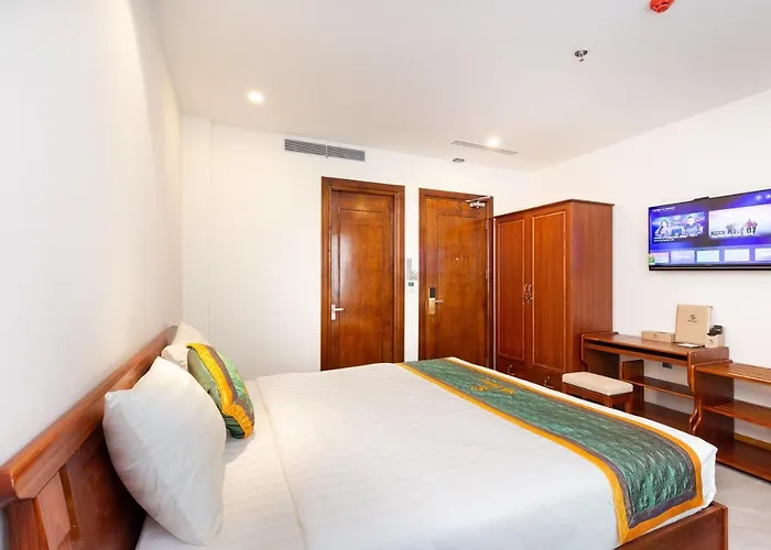 Silk Hong Ha Airport Hotel